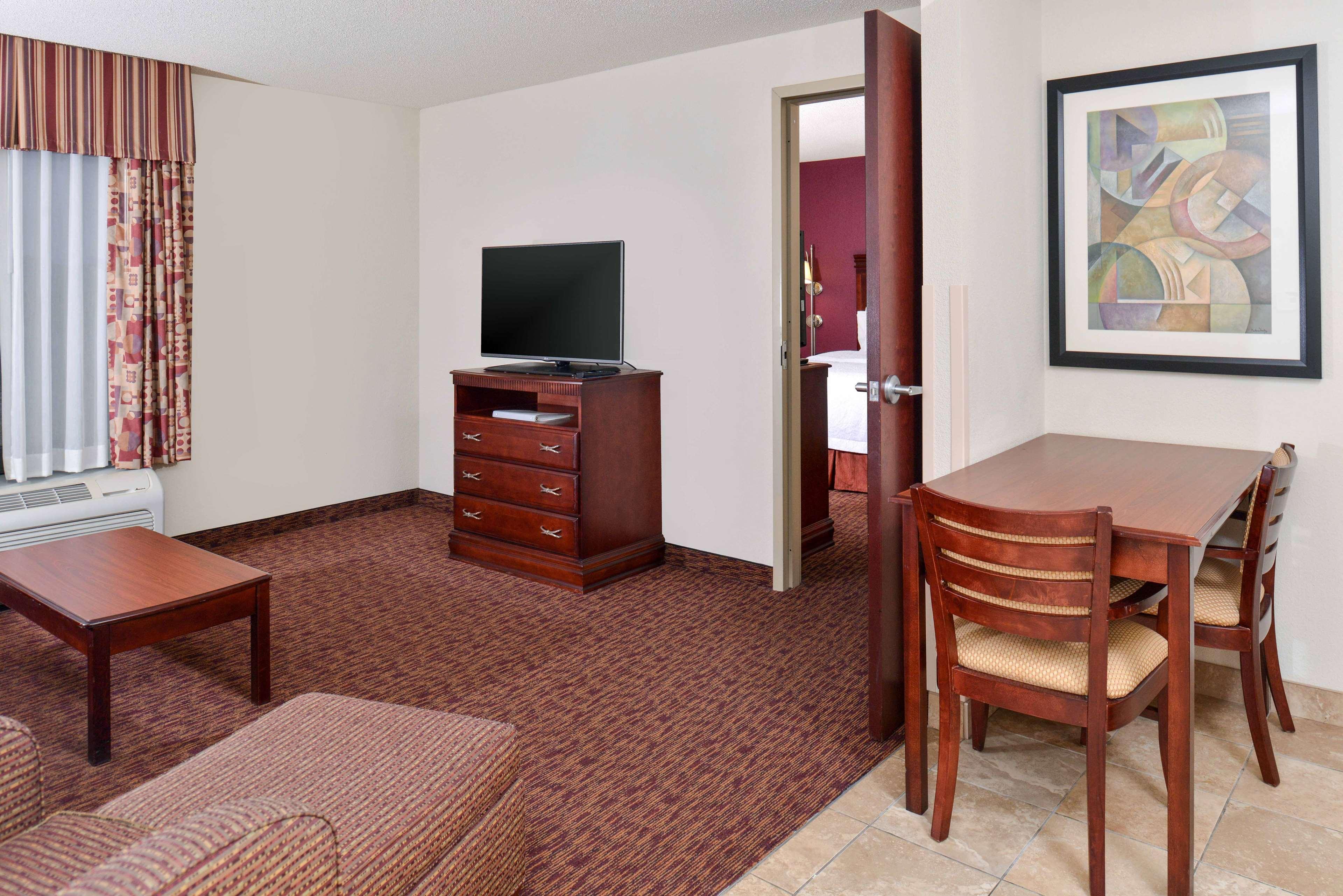 Hampton Inn & Suites Мансі Екстер'єр фото