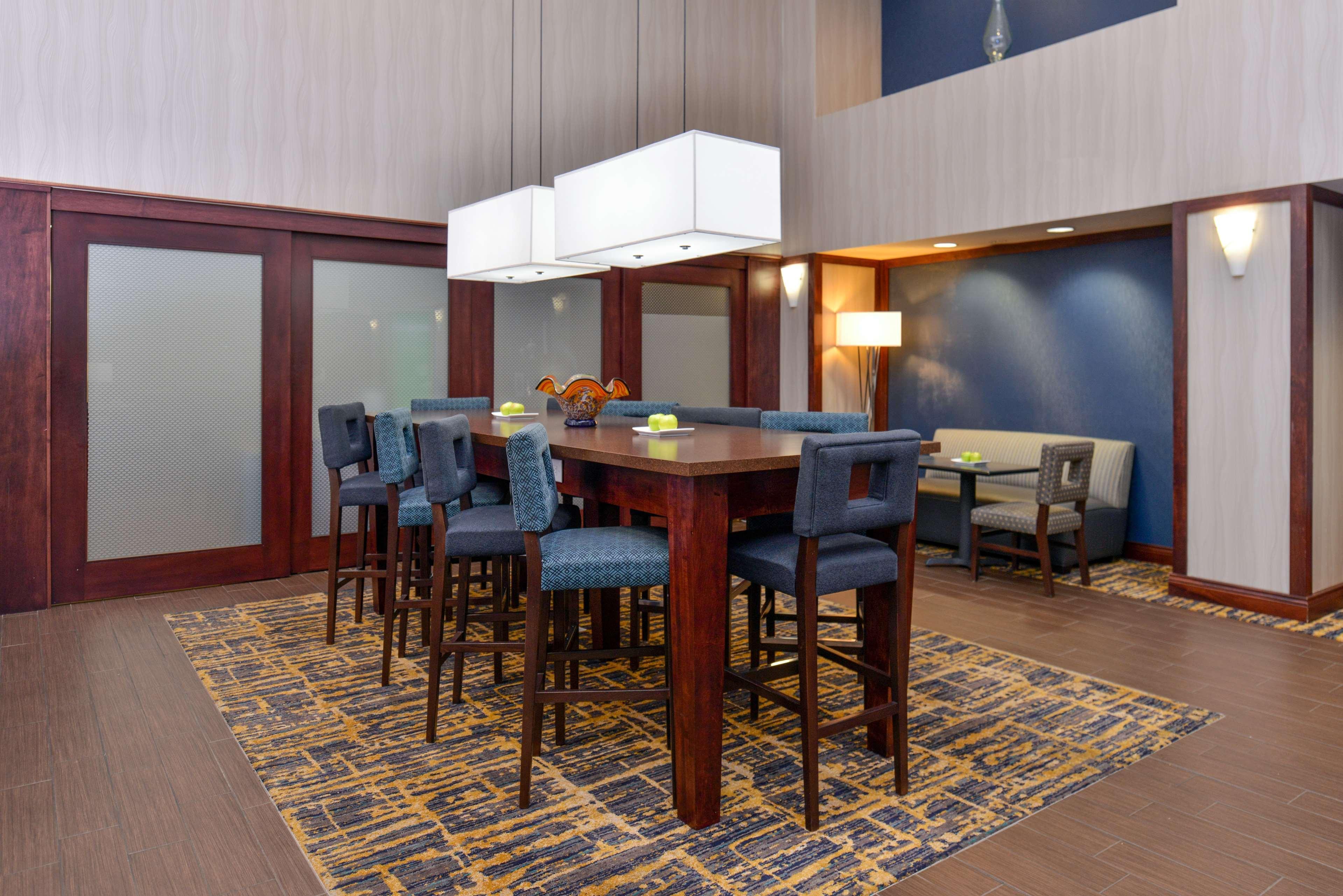 Hampton Inn & Suites Мансі Екстер'єр фото