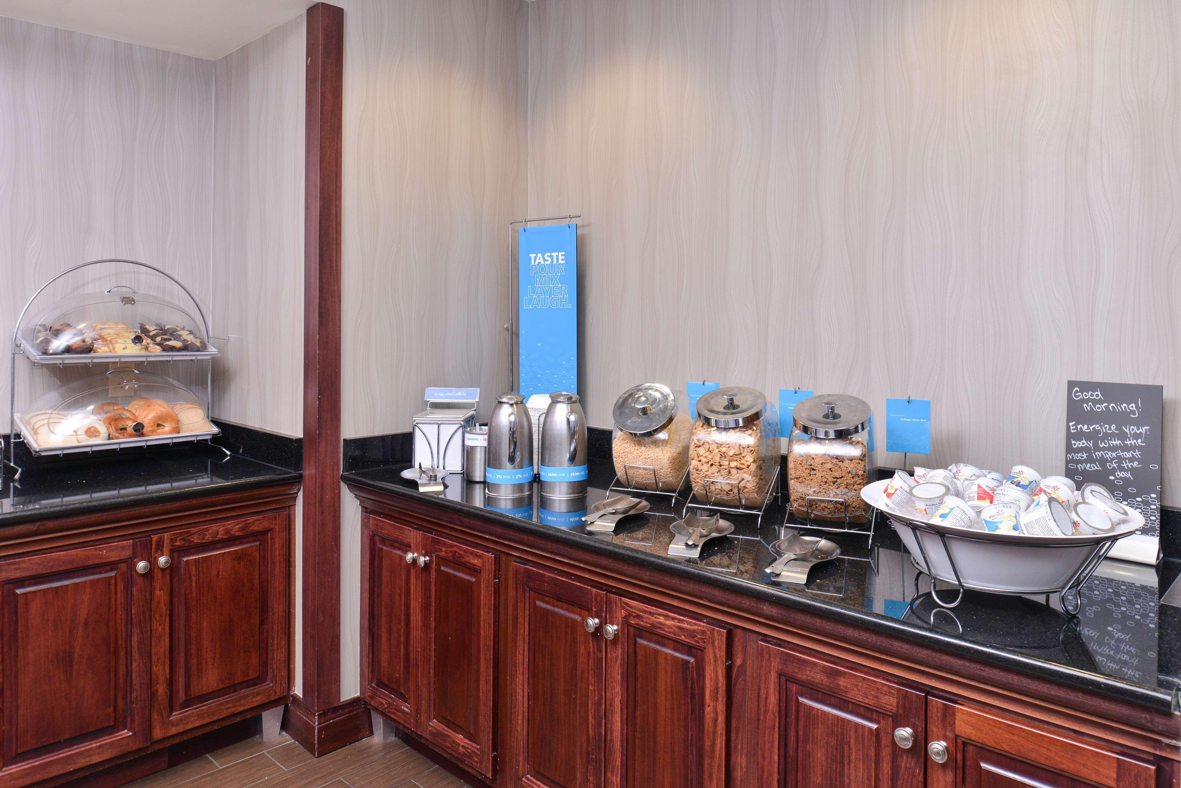 Hampton Inn & Suites Мансі Екстер'єр фото