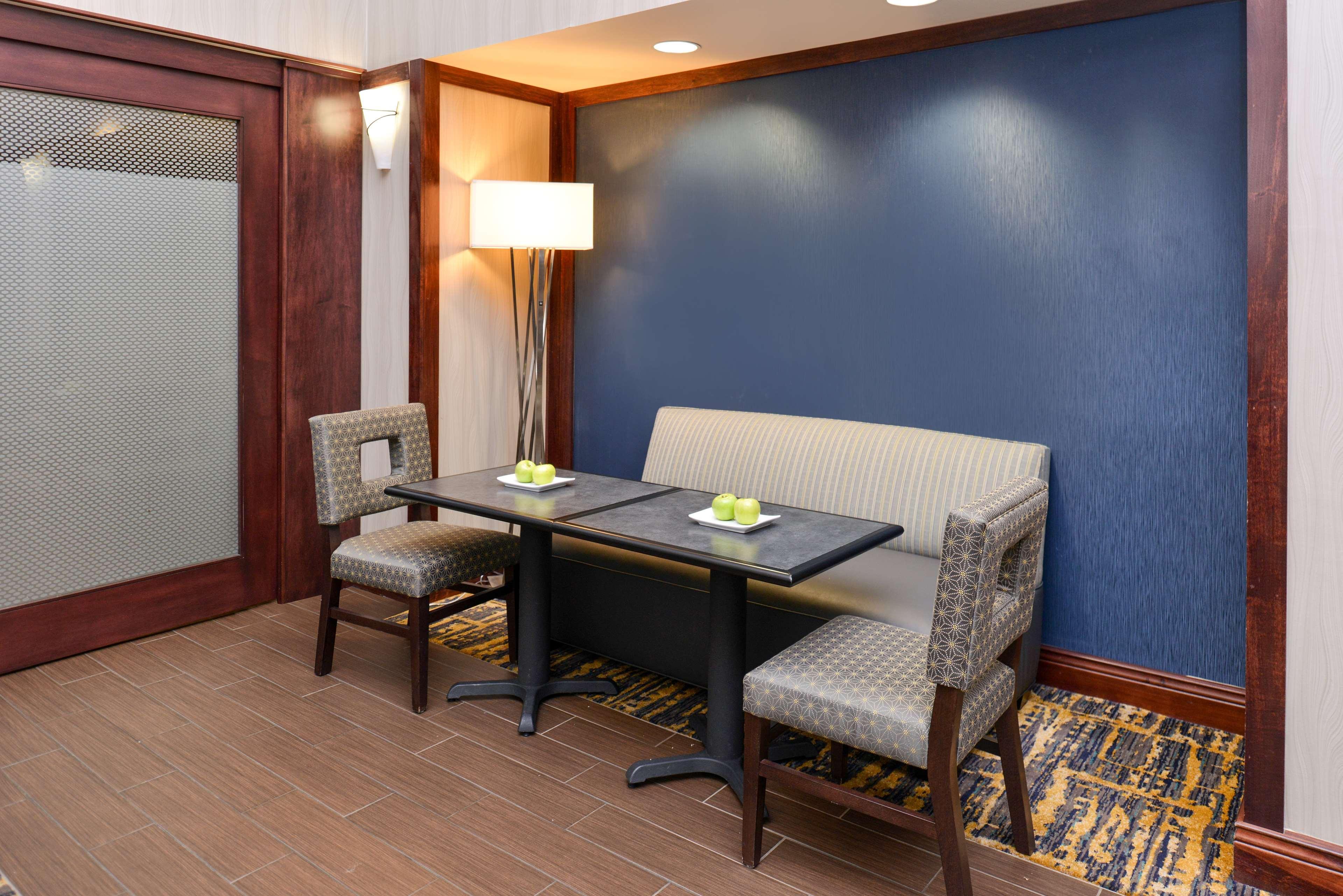Hampton Inn & Suites Мансі Екстер'єр фото
